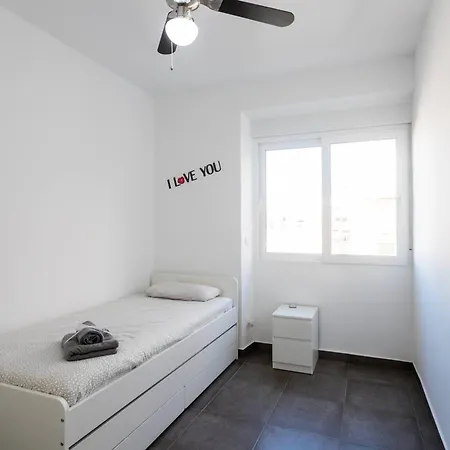 Spacious With Terrace In 120m² Air Conditioned Apartment Alicante